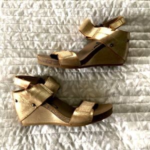 OTBT Gold Platform Sandals — Size 10